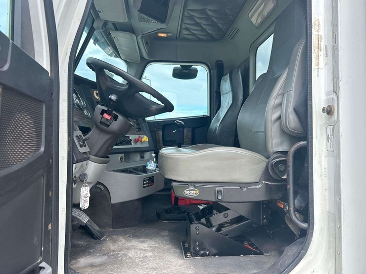 2015-freightliner-122sd-image-10