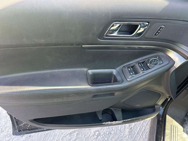 2015-ford-explorer-image-11