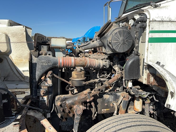 2014-peterbilt-330-image-24