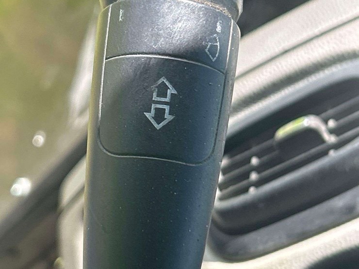 2015-peterbilt-320-image-10