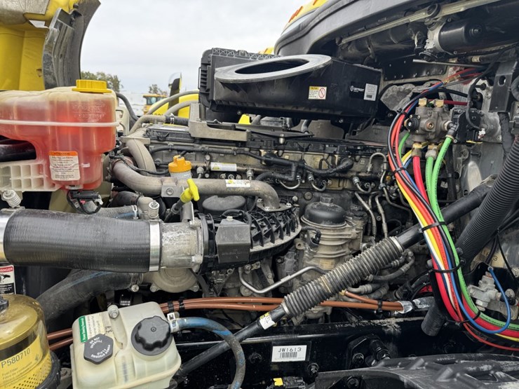 2018-freightliner-cascadia-126-image-11