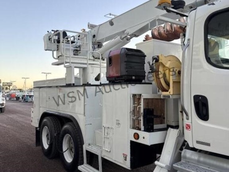 2012-freightliner-m2-106-image-5