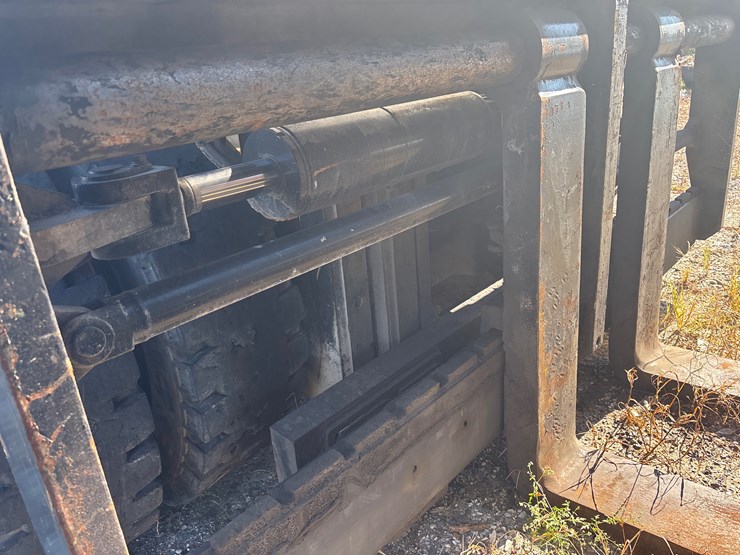 2012-hyundai-160d-7e-image-7