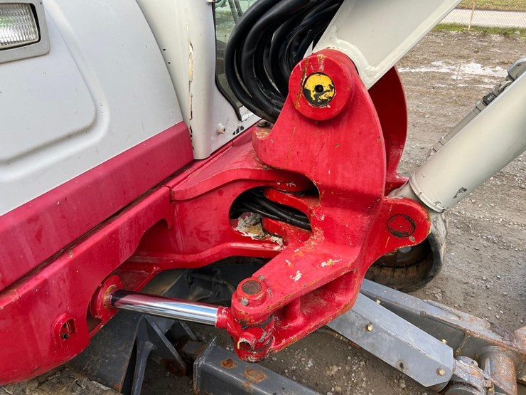 2017-takeuchi-tb260-image-25