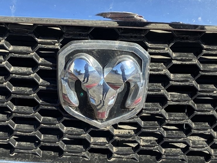 2015-dodge-ram-crew-cab-4wd-pickup-image-9