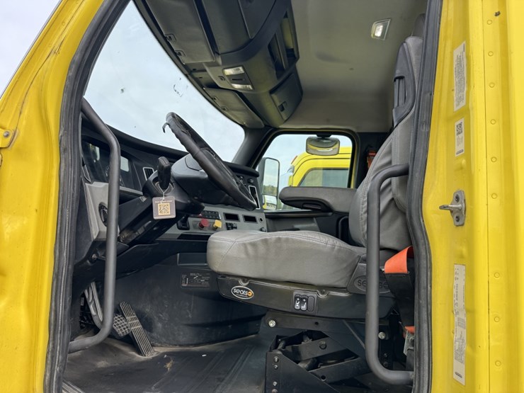 2018-freightliner-cascadia-126-image-8