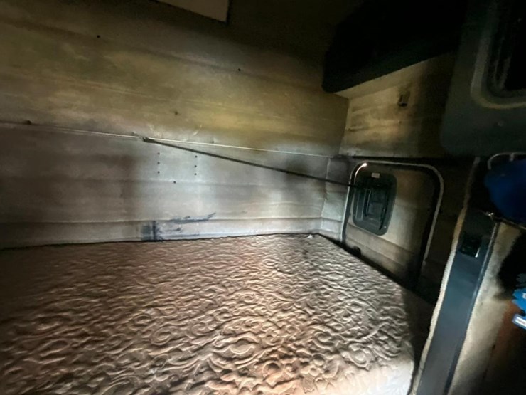 1998-peterbilt-379-image-34