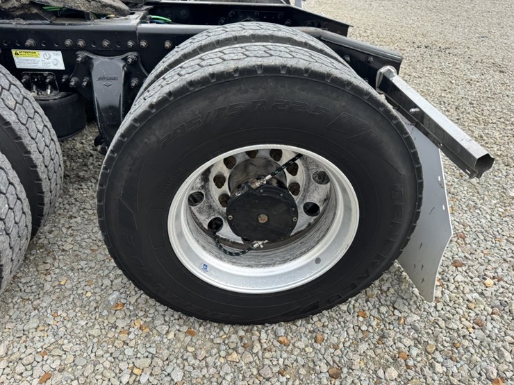 2018-freightliner-cascadia-126-image-7