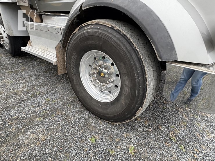 2015-peterbilt-567-image-6