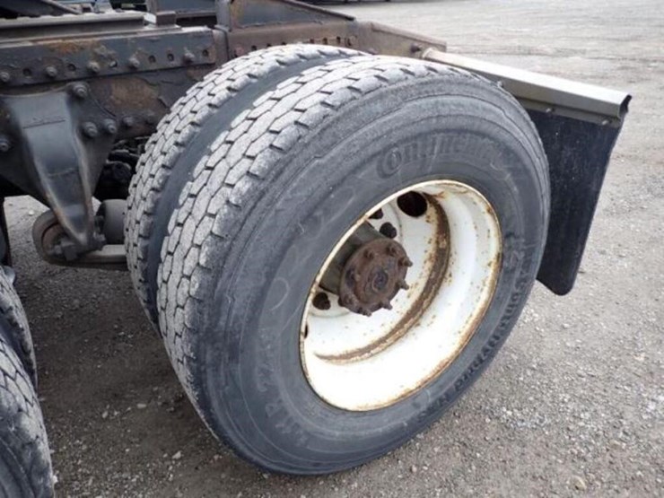 2010-freightliner-cascadia-t/a-hiway-tractor---day-image-44