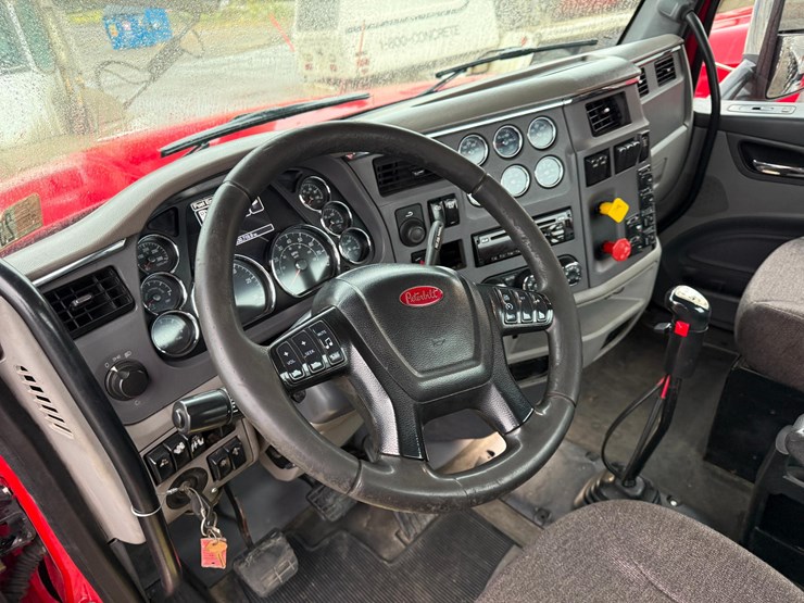 2017-peterbilt-567-image-14