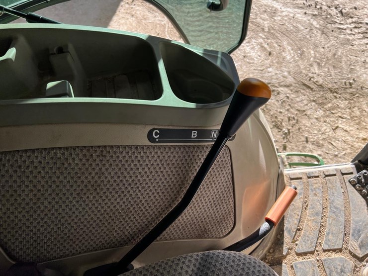 2020-john-deere-3046r-image-34