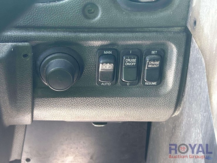 2015-peterbilt-320-image-11