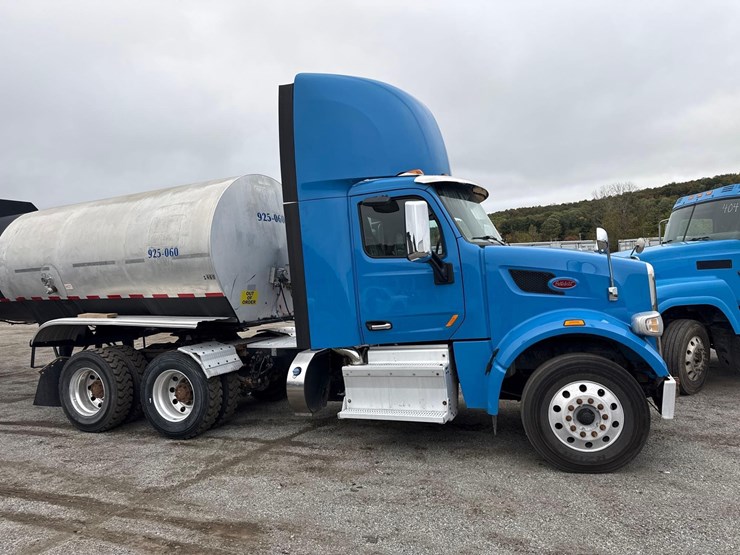 2018-peterbilt-567-image-2