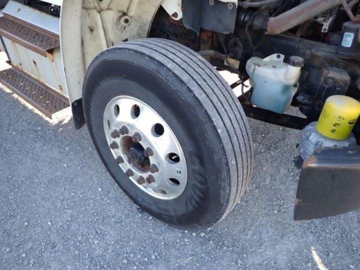 2014-freightliner-business-class-m2-106-image-36