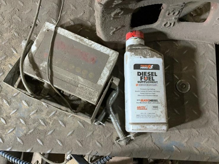 #165-•-trailer-hitch,-tires,-and-assorted-parts-image-26