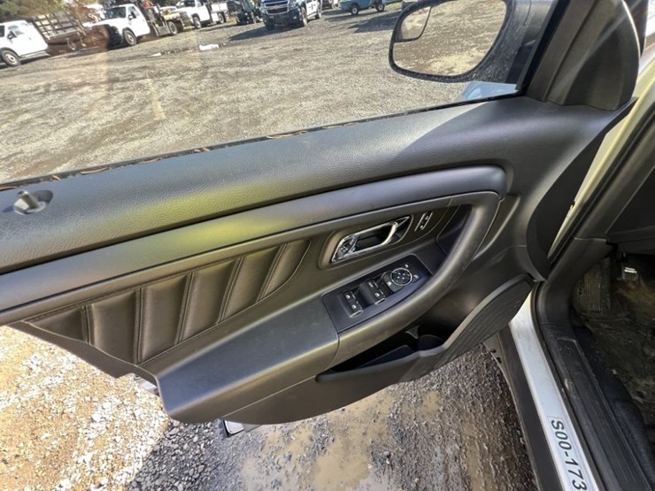 2017-ford-taurus-sedan-image-25