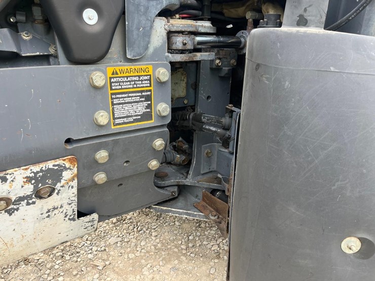 new-holland-tv140-image-11