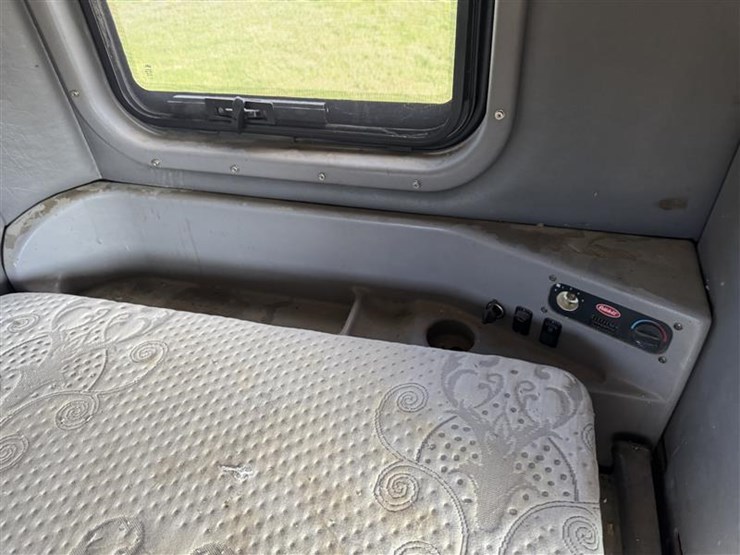 2005-peterbilt-387-image-31