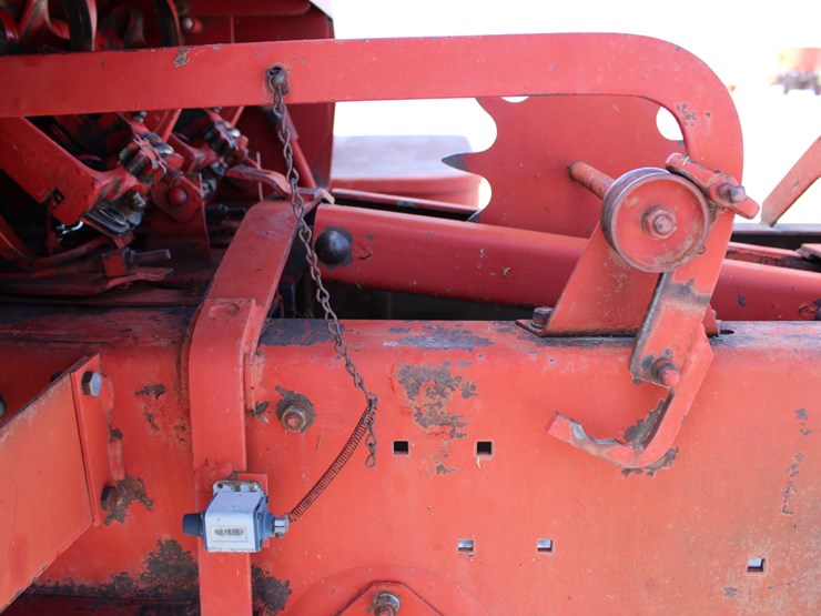 new-holland-315-image-25