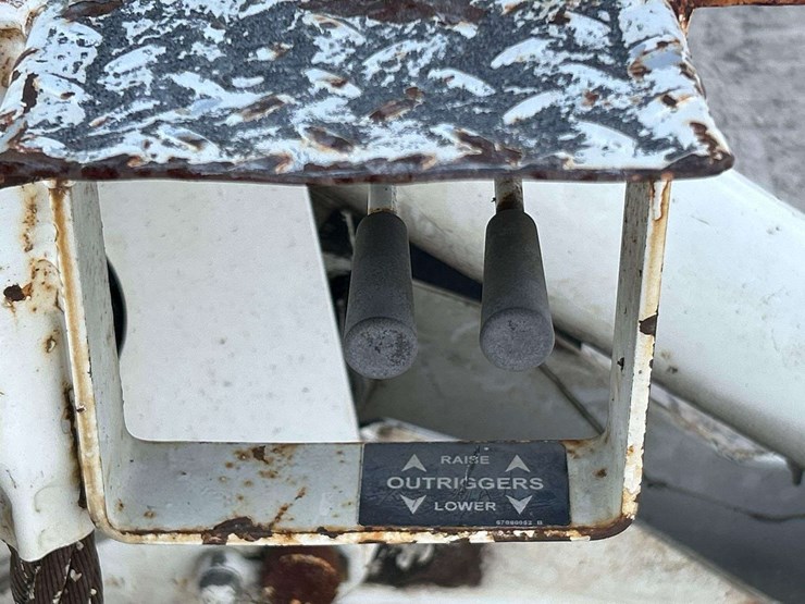 2007-gmc-c8500-altec-dm47-47ft-digger-derrick-truck-image-22