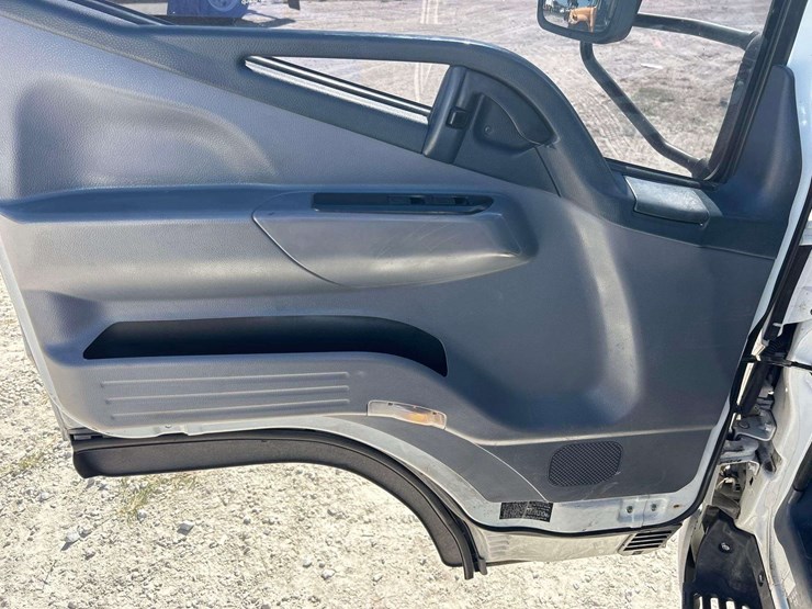 2016-mitsubishi-fuso-fec52s-image-15