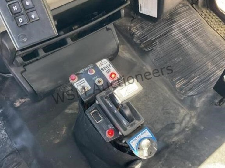 2003-freightliner-fl80-image-25