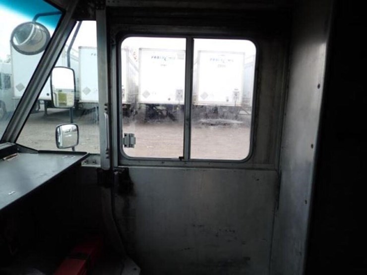 2015-freightliner-mt55-image-21