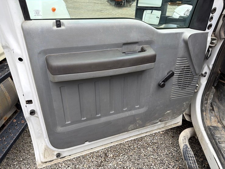 2013-ford-f550-xl-image-12