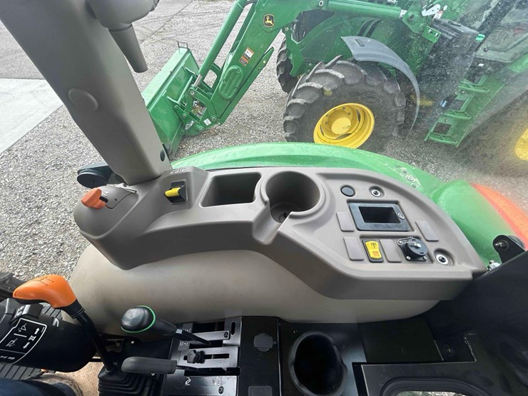 2021-john-deere-5075e-image-31