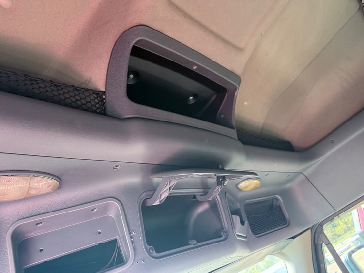 2015-freightliner-cascadia-113-image-47