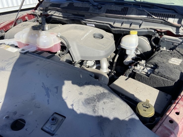 2015-dodge-ram-crew-cab-4wd-pickup-image-34