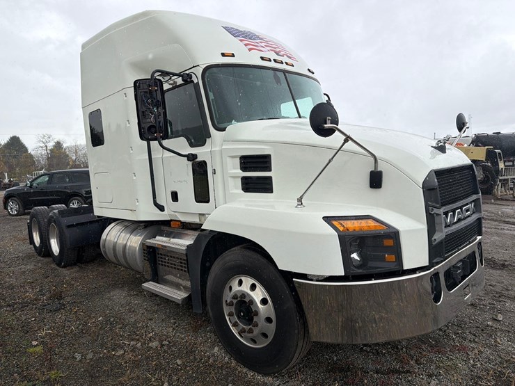 2019-mack-anthem-64t-image-3