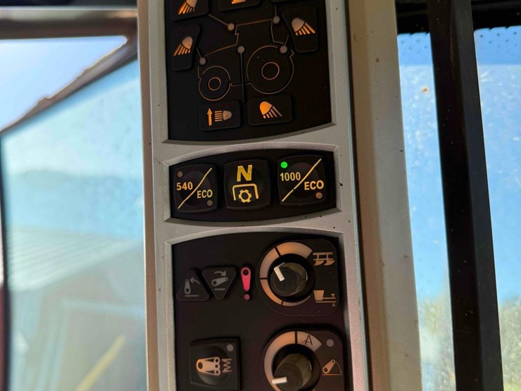 2021-massey-ferguson-7720s-dyna-6-tractor-image-13