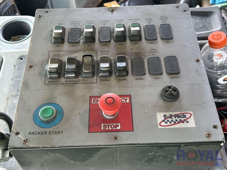 2015-peterbilt-320-image-12