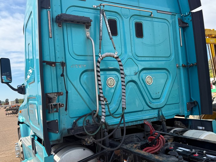 2015-freightliner-cascadia-113-image-17