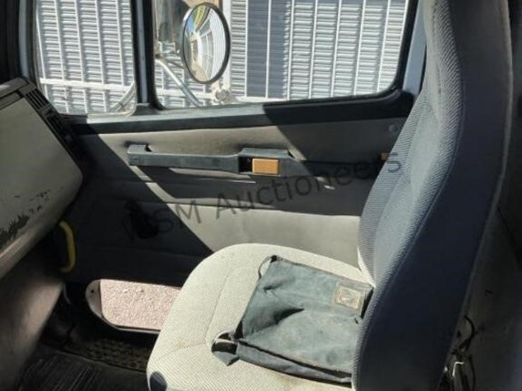 2003-freightliner-fl80-image-27