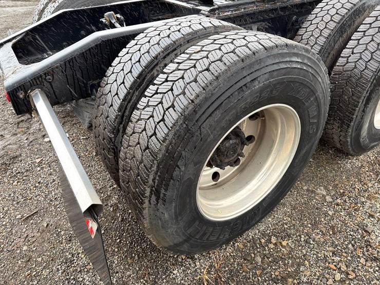 2019-mack-anthem-64t-image-12