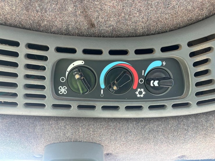 new-holland-tv140-image-40