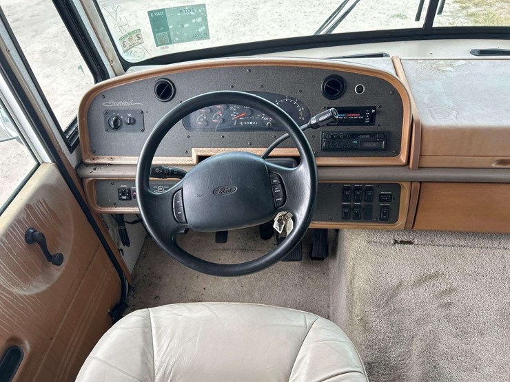 1999-southwind-fleetwood-34n-34ft-class-a-motorhome-image-7