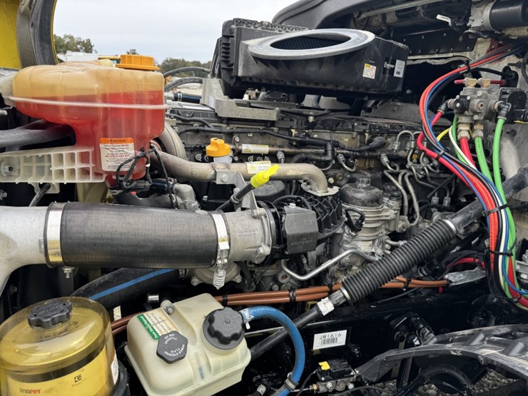 2018-freightliner-cascadia-126-image-11