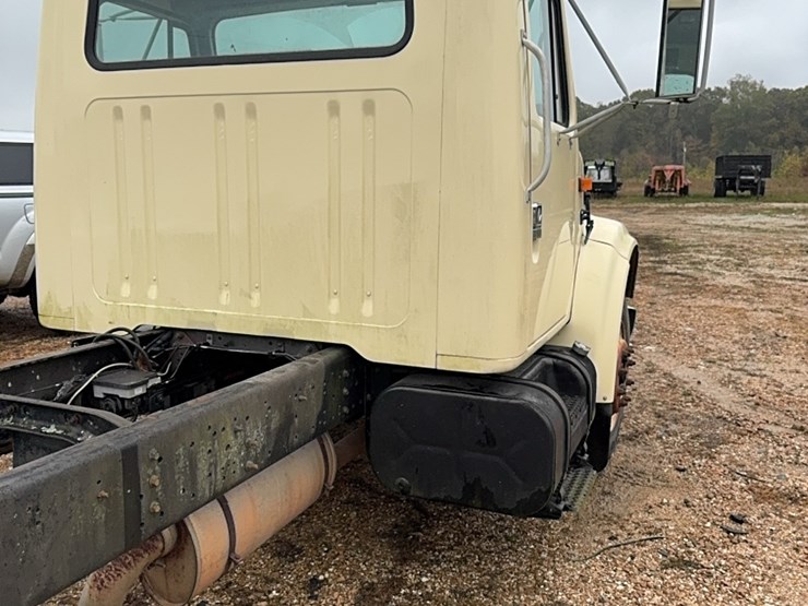 2001-international-4700-image-10