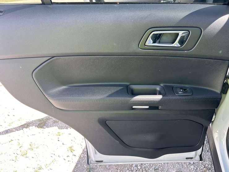 2016-ford-explorer-image-17