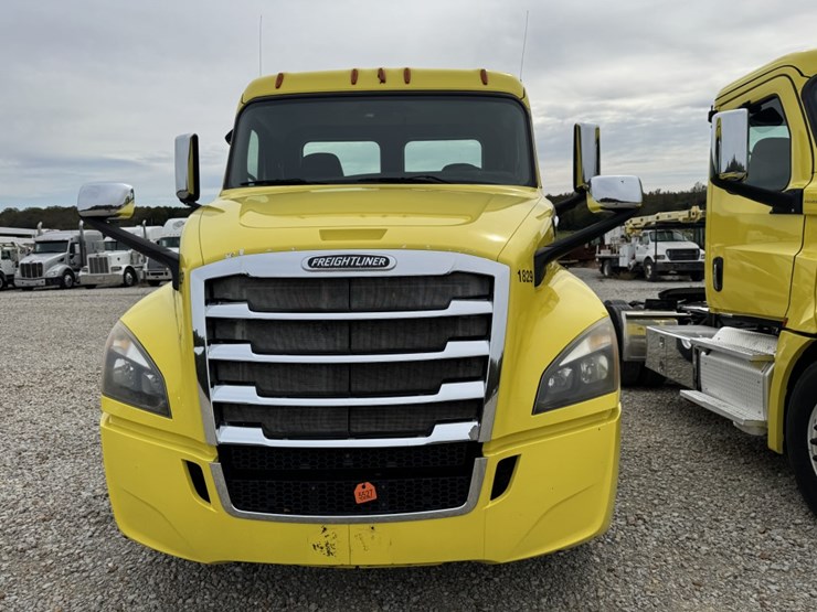 2018-freightliner-cascadia-126-image-2