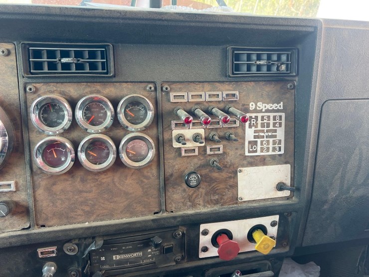 kenworth-t/a-day-cab-road-tractor-image-28