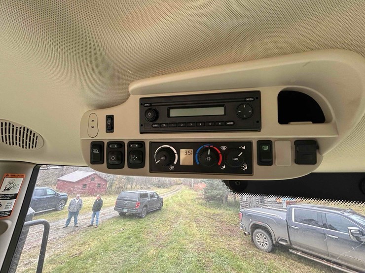 2013-john-deere-6150r-image-35