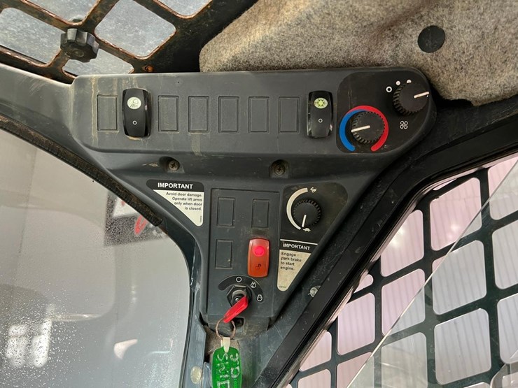 2025-deere-318e-image-23