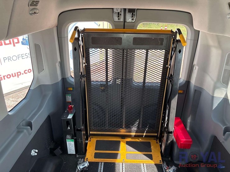 2016-ford-transit-image-24