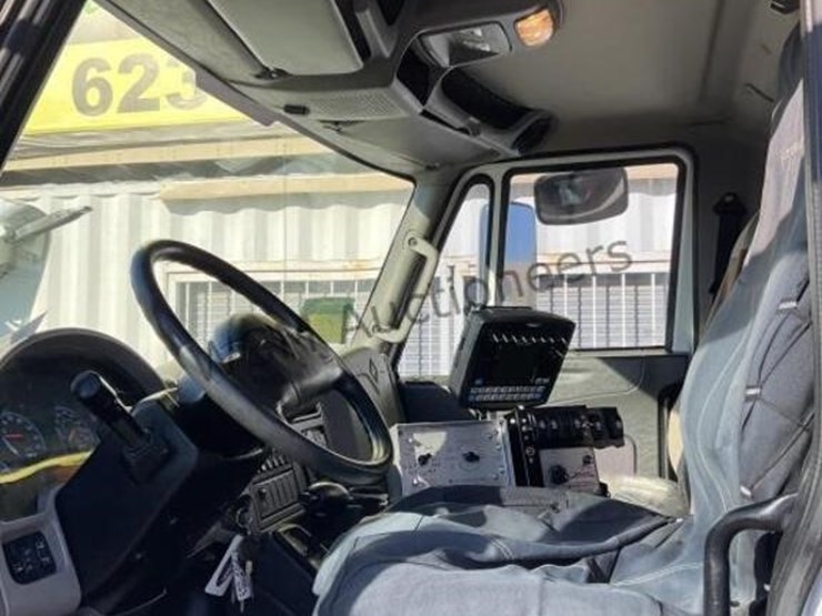 2014-international-4300lp-spray-truck-image-33