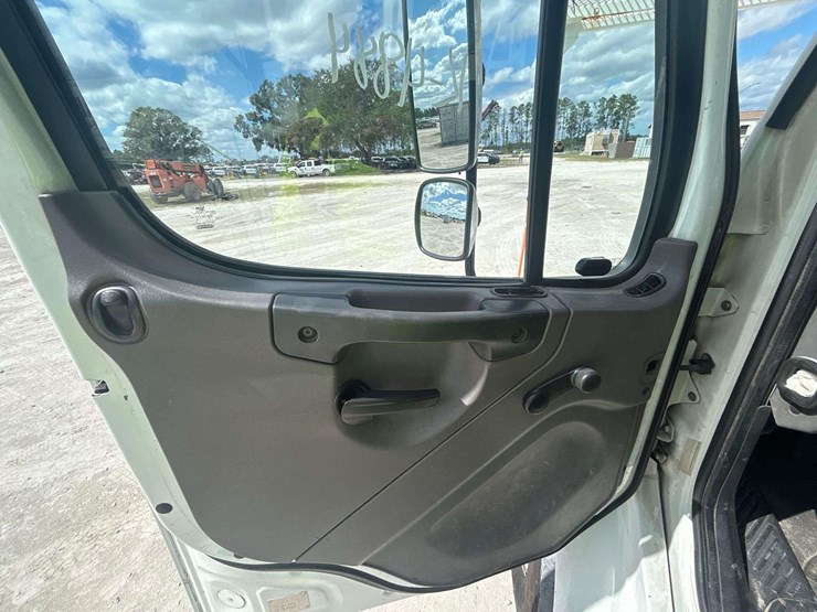 2016-freightliner-m2-106-altec-am50-50ft-bucket-truck-image-13